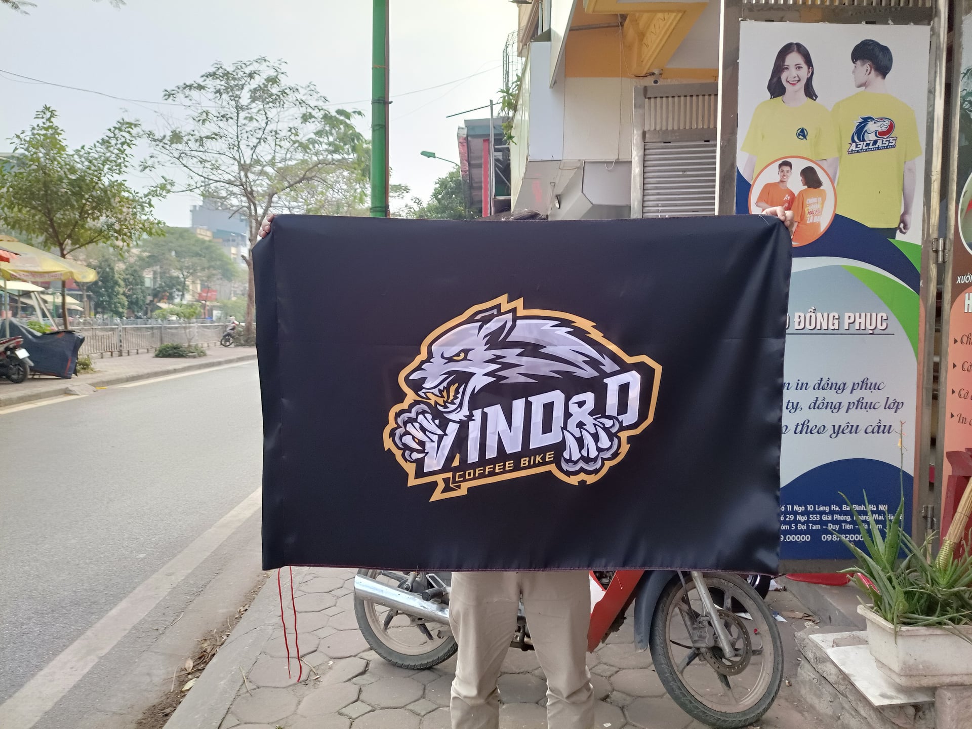 Cờ công ty in theo yêu cầu 2 cờ công ty