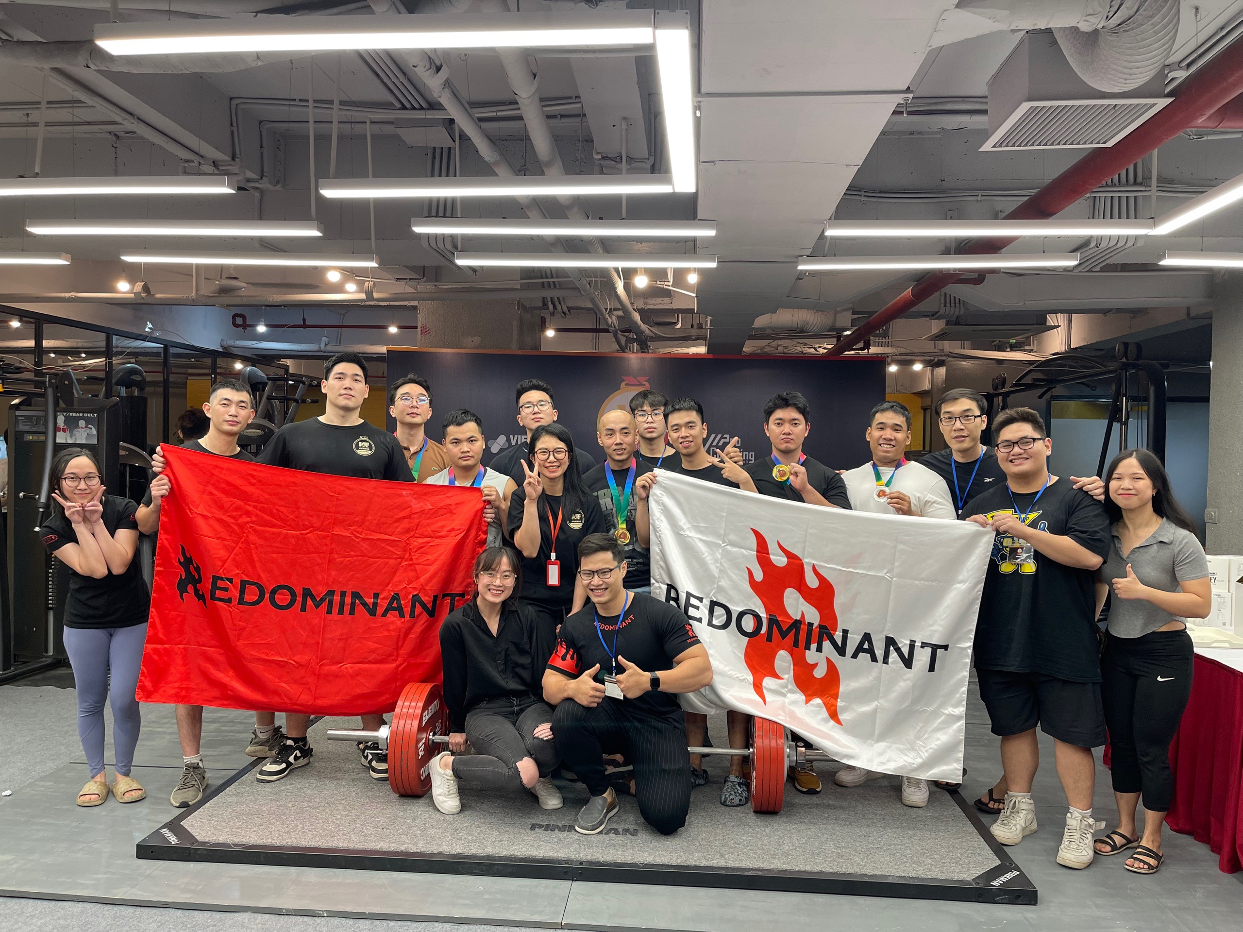 Học sinh cầm cờ lớp in theo yêu cầu giá rẻ trong sự kiện ngoại khóa