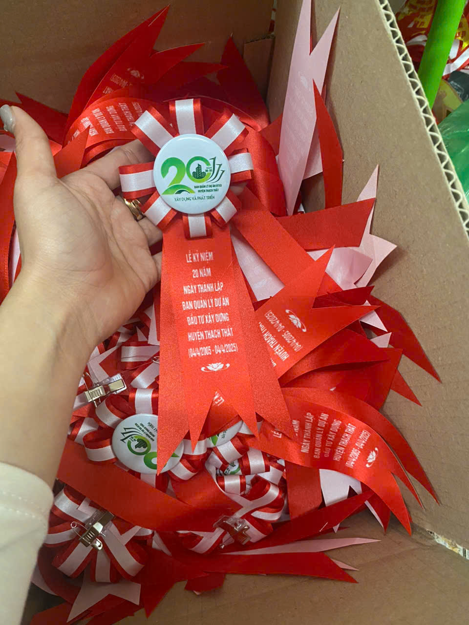 Hoa cài ngực đại biểu 11 Hoa cài ngực đại biểu