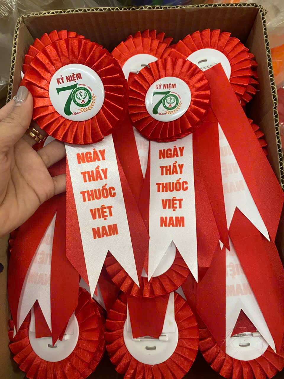 Mua hoa cài áo đại biểu