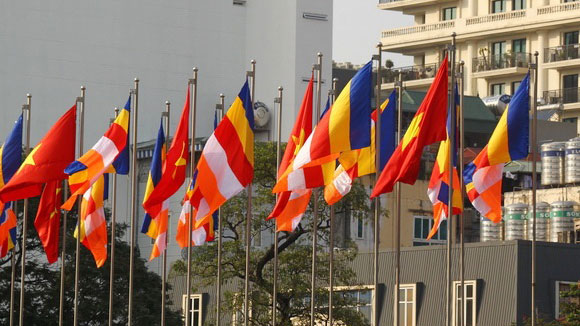 Lá Cờ Phật – Biểu Tượng Tâm Linh Từ Xưởng In Cờ INCONI