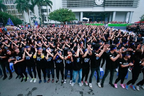 Băng rôn đeo đầu cổ vũ hoàn thiện nhanh, bền đẹp, sẵn sàng cho mọi chương trình