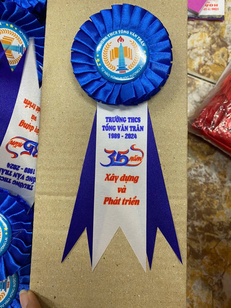 Hoa Cài Áo Hội Khóa 2 Hoa cài áo hội khóa - INCONI