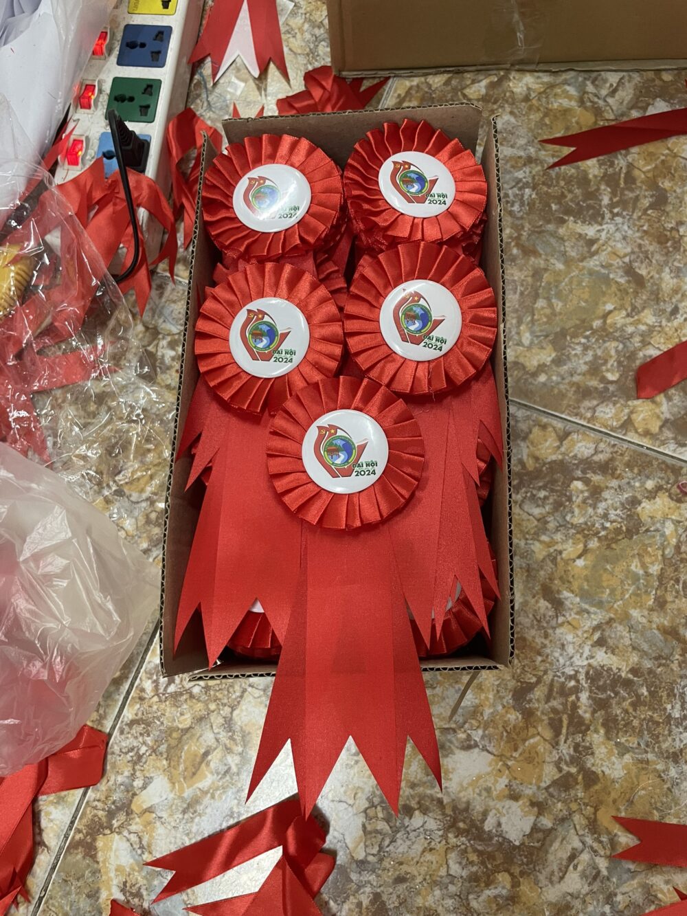 Hoa Cài Áo Hội Khóa 3 Hoa cài áo hội khóa - INCONI