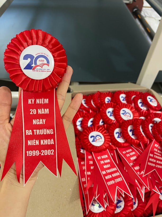 Kích Thước Hoa Cài Áo Đại Biểu 3 Kích thước hoa cài áo đại biểu - xưởng INCONI sản xuất hoa cài áo giá rẻ