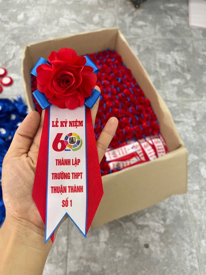 Hoa Cài Áo Ruy Băng