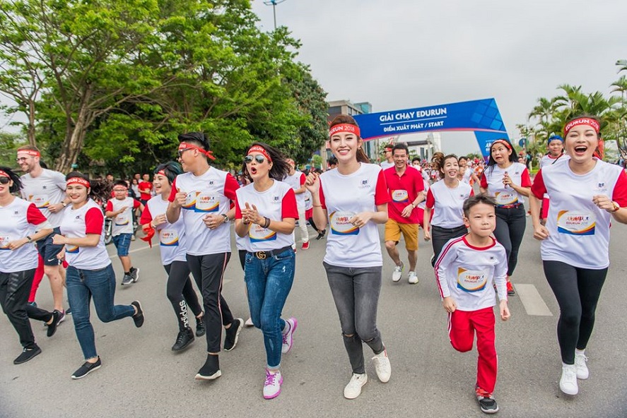 Xưởng INCONI chuẩn bị giao đơn hàng băng rôn đeo đầu cổ vũ Hà Nội số lượng lớn