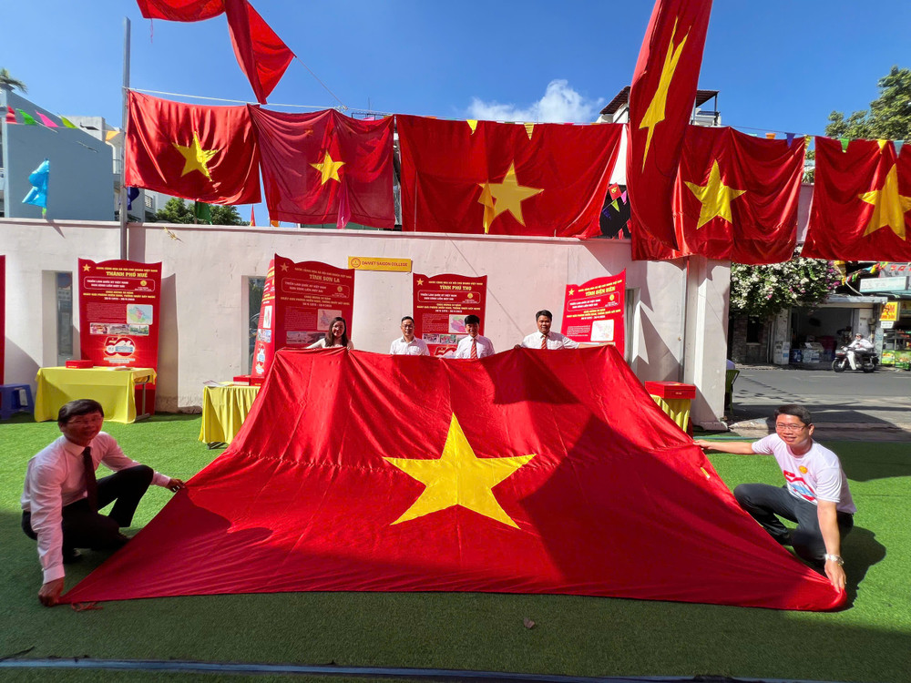 Cờ Tổ quốc khổ lớn – Biểu tượng tự hào dân tộc từ xưởng in cờ INCONI