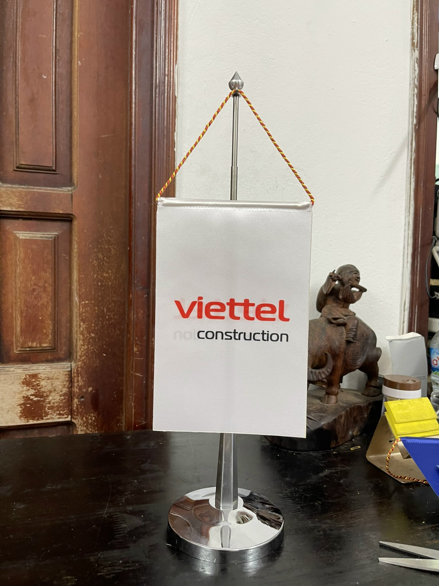 Mẫu Cờ Để Bàn Làm Việc Đẹp, Sang Trọng 12 Mẫu Cờ Để Bàn Làm Việc Đẹp, Sang Trọng