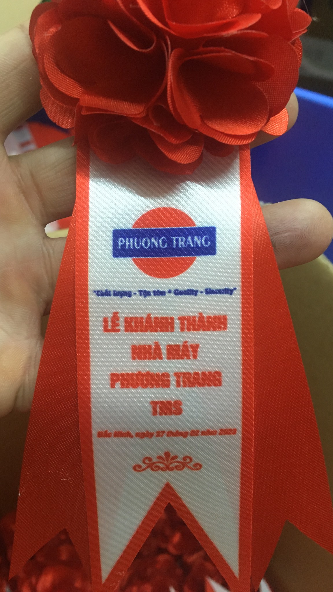 Giá Hoa Cài Áo Đại Biểu - INCONI 4 Giá hoa cài áo đại biểu - INCONI sản xuất hoa cài áo giá rẻ