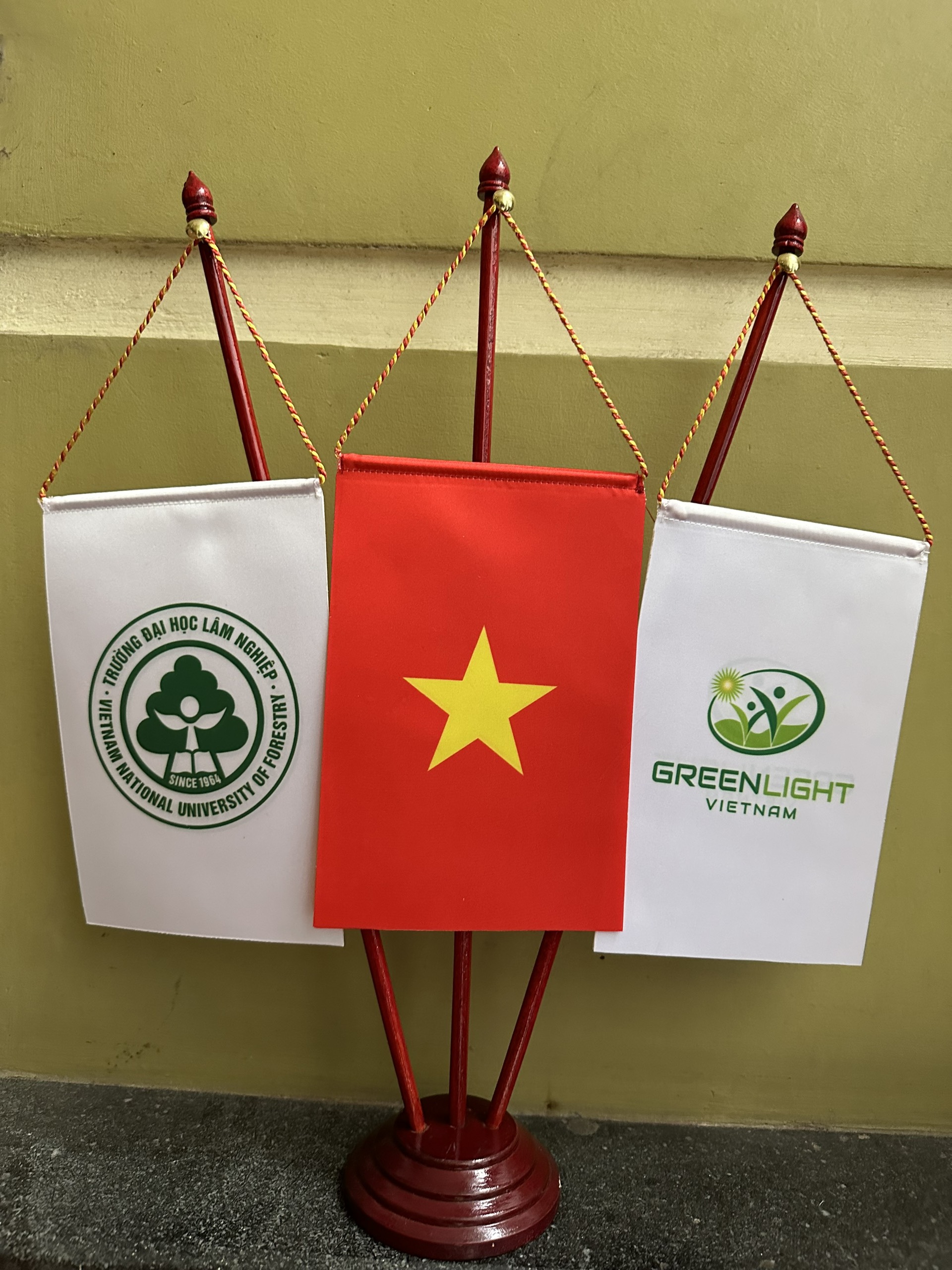 Cờ để bàn Hà Nội – Sản xuất tại xưởng INCONI 7 cờ Tổ quốc – cờ doanh nghiệp – cờ đối tác.