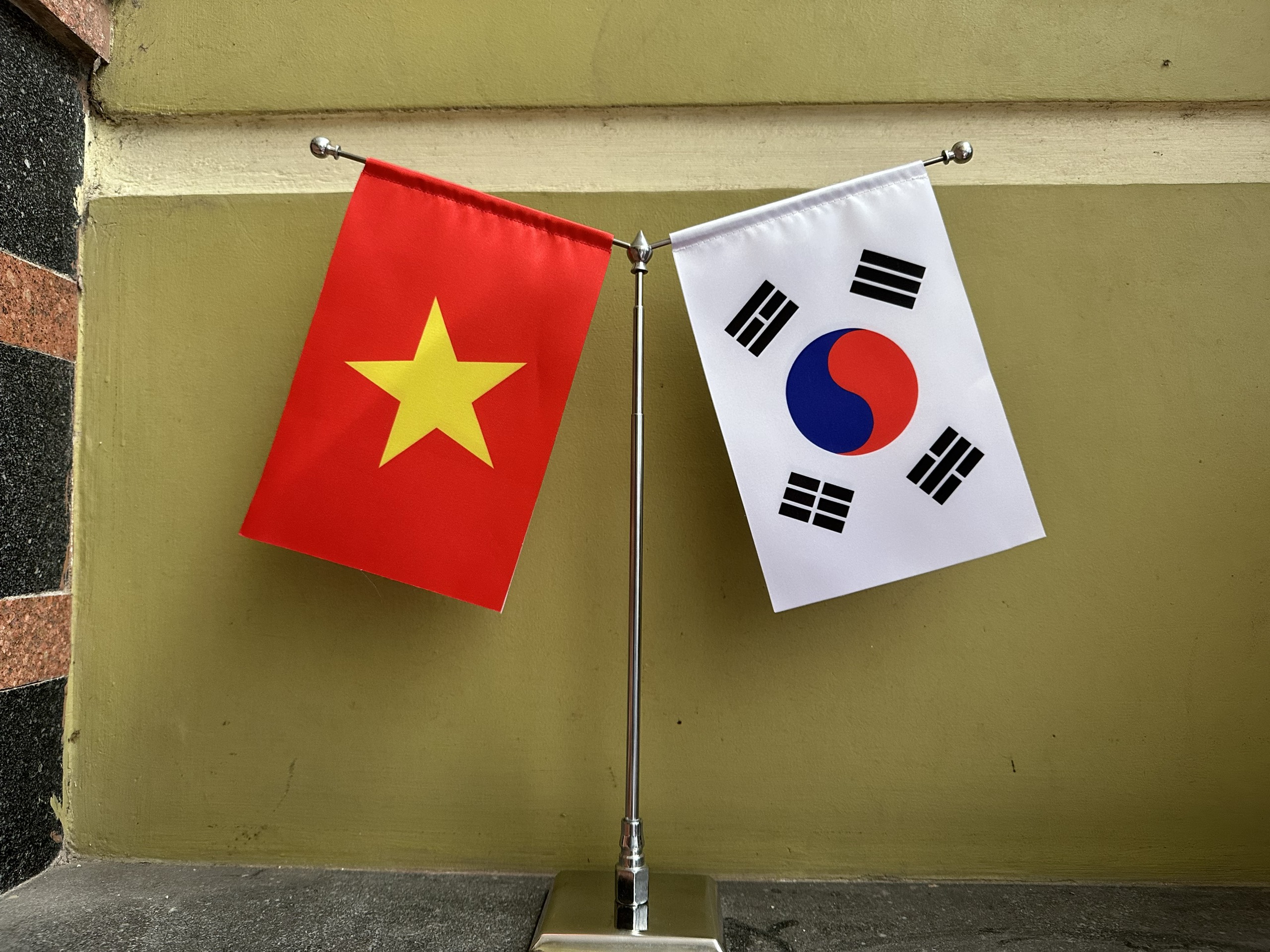 Cờ Để Bàn Làm Việc | Xưởng In INCONI 4 Cờ song phương để bàn làm việc