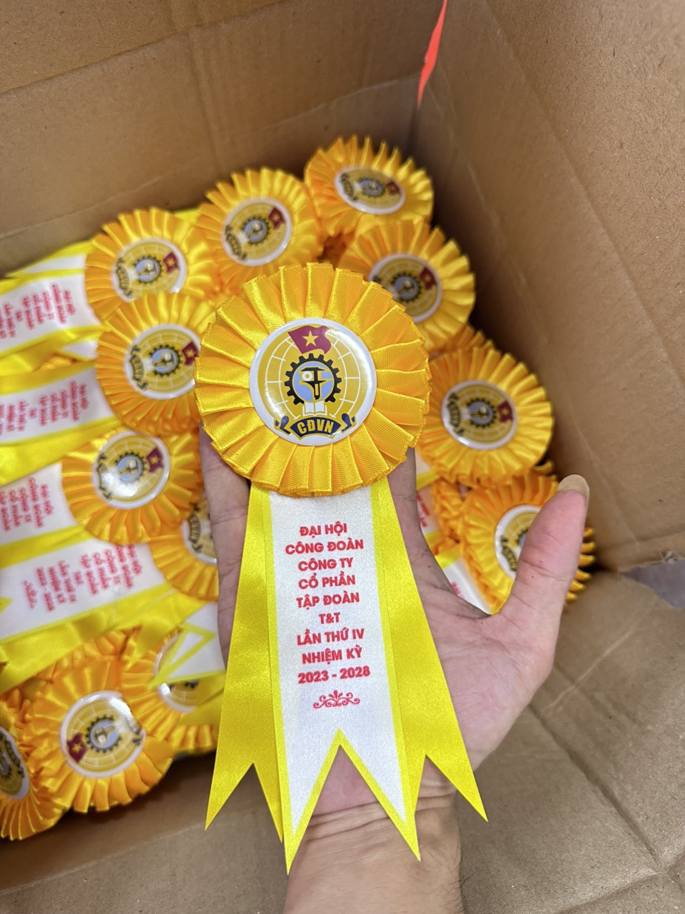 Hoa Cài Áo Giá Bao Nhiêu