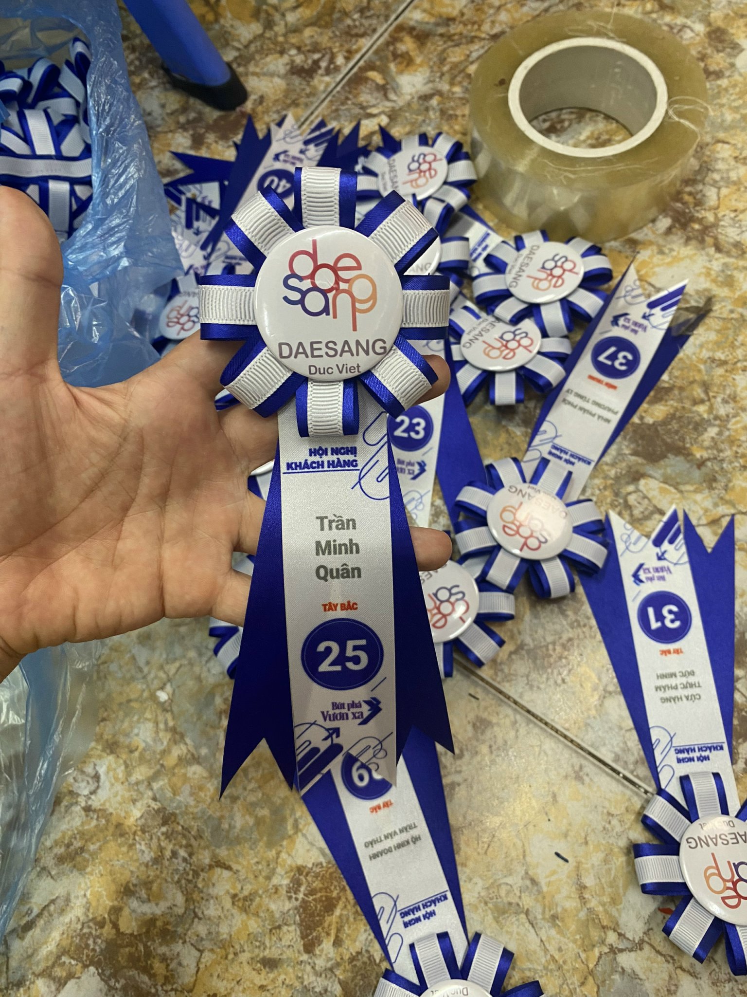 Hoa cài áo là gì - INCONI sản xuất hoa cài áo giá rẻ - uy tín