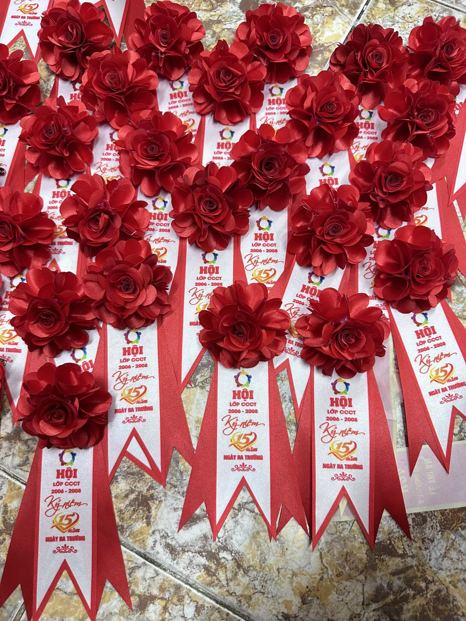 Làm hoa cài áo đại biểu - xưởng INCONI làm hoa cài áo chất lượng cao