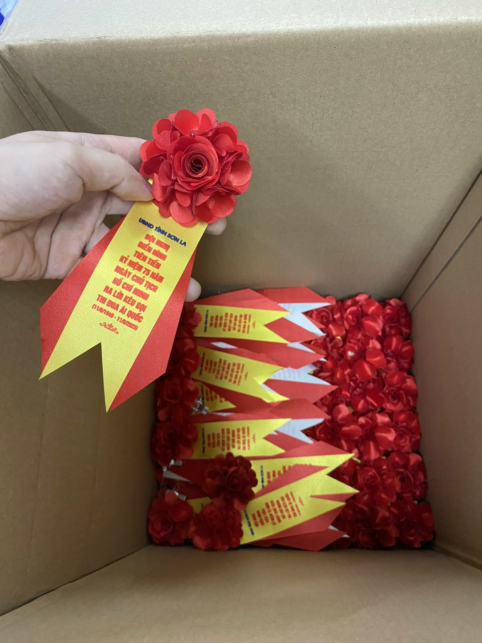 Mua hoa cài áo ở đâu - INCONI chuyên sản xuất hoa cài áo giá rẻ tại Hà Nội