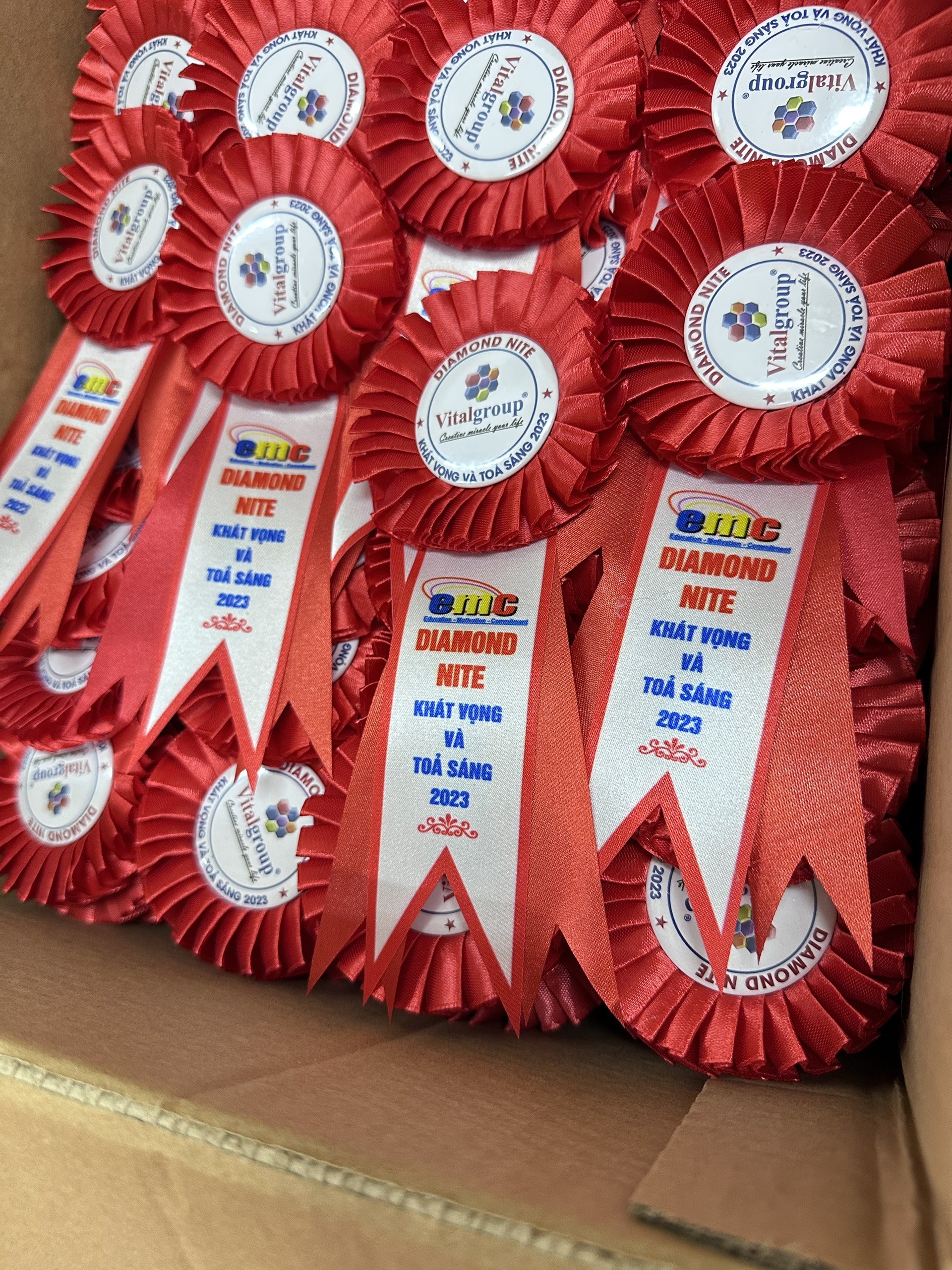 Hoa Cài Áo Đại Hội - INCONI 3 Hoa cài áo đại hội giá rẻ - INCONI