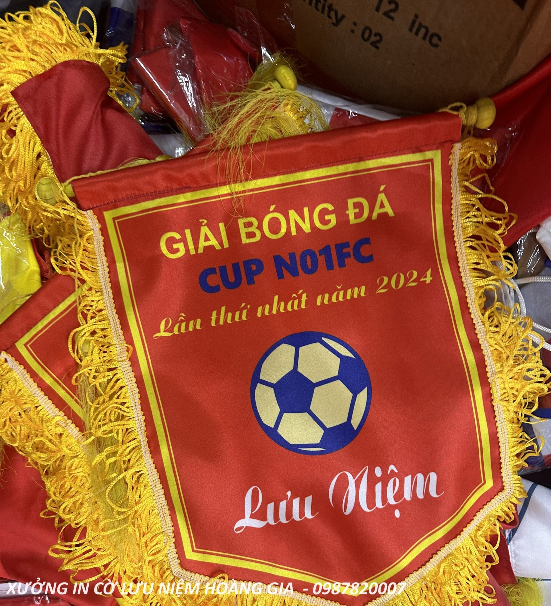 Cờ Lưu Niệm Bóng Đá – Tặng Phẩm Vinh Danh Tinh Thần Thể Thao | INCONI