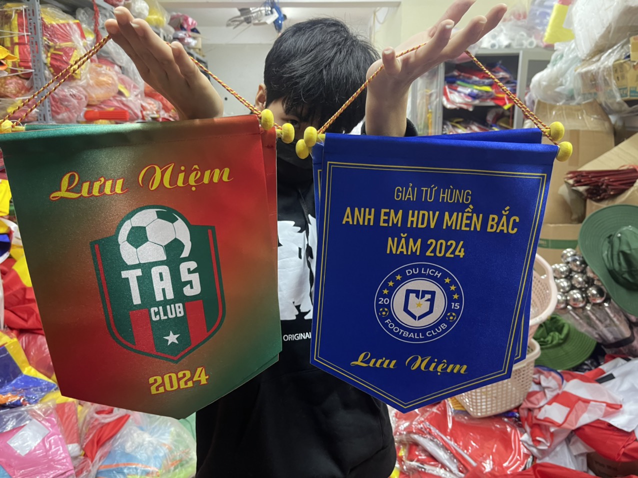 cờ lưu niệm bóng đá