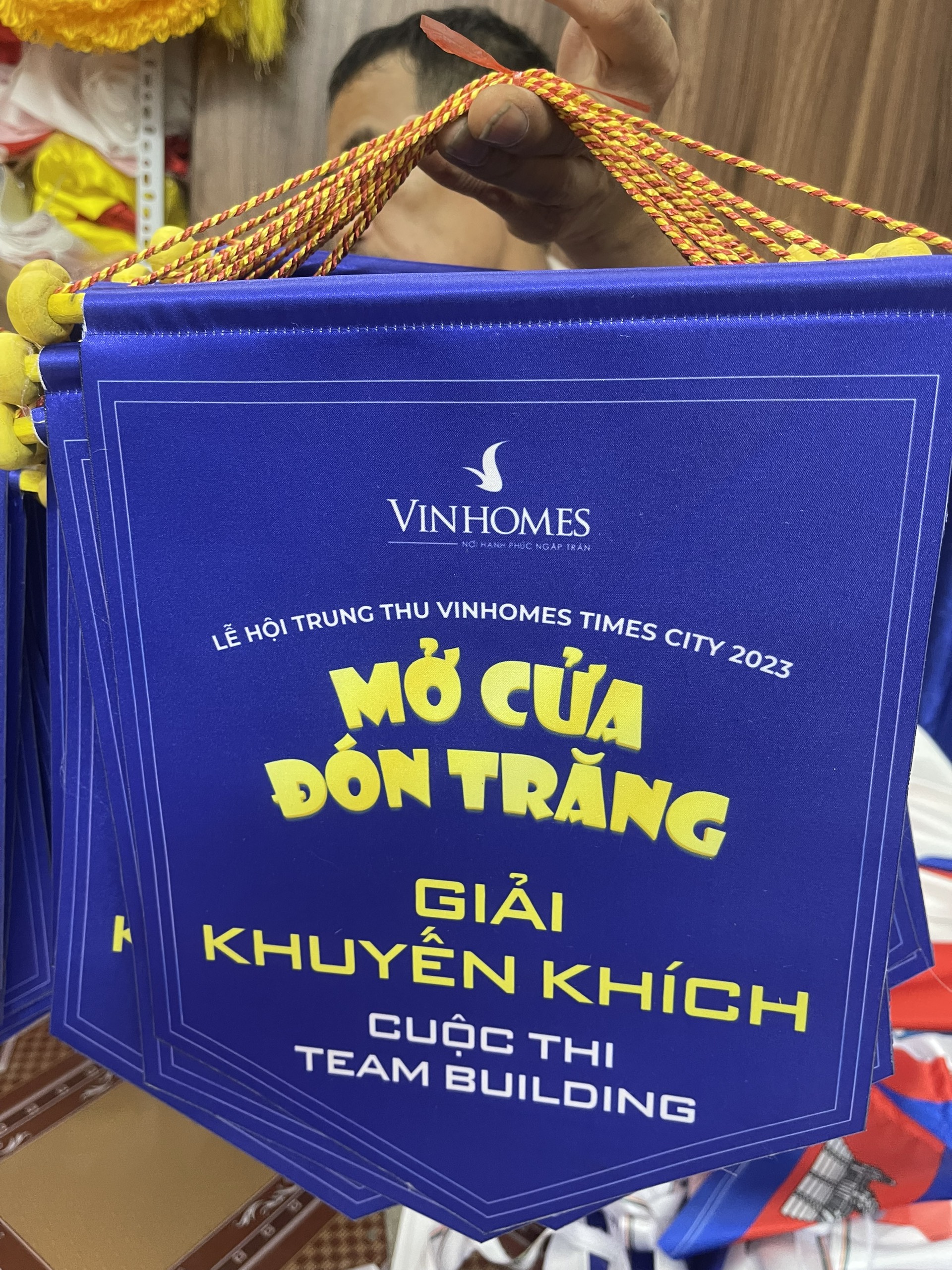 Cờ Lưu Niệm Cao Cấp – In Sắc Nét, Sang Trọng & Ý Nghĩa | INCONI