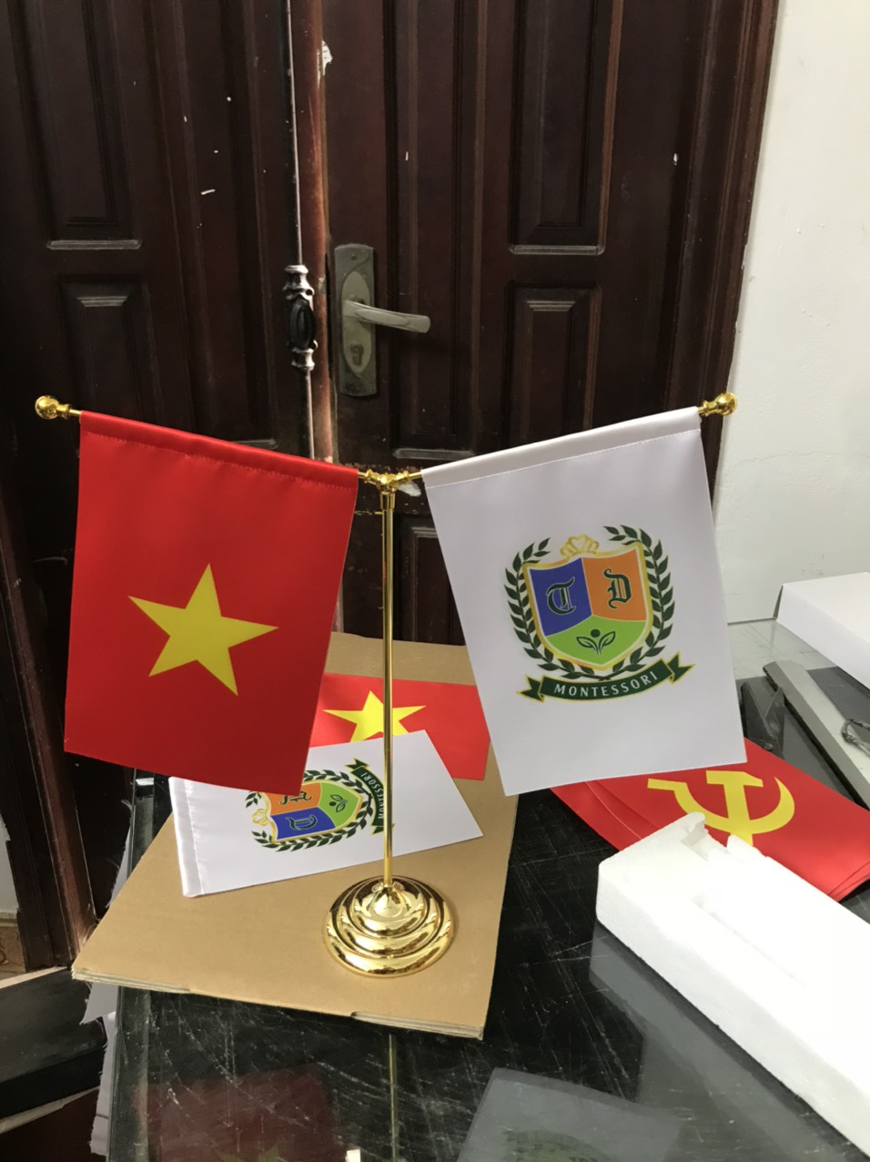 Cờ để bàn lãnh đạo | Xưởng in INCONI 7 Cờ để bàn chữ y