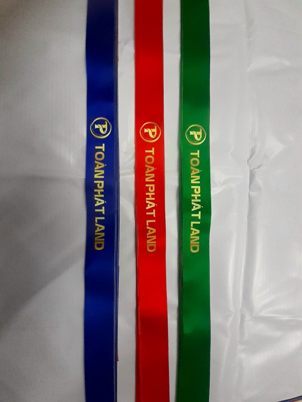 Băng rôn đeo đầu - xưởng in cờ INCONI chuyên sản xuất băng rôn đeo đầu giá rẻ