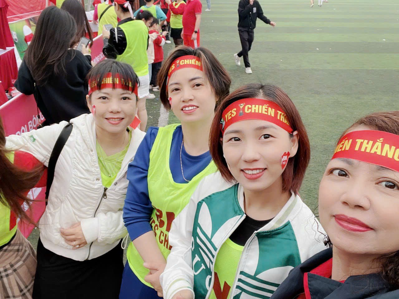 Xưởng INCONI tại Hà Nội sản xuất hàng nghìn băng rôn đeo đầu Việt Nam mỗi ngày