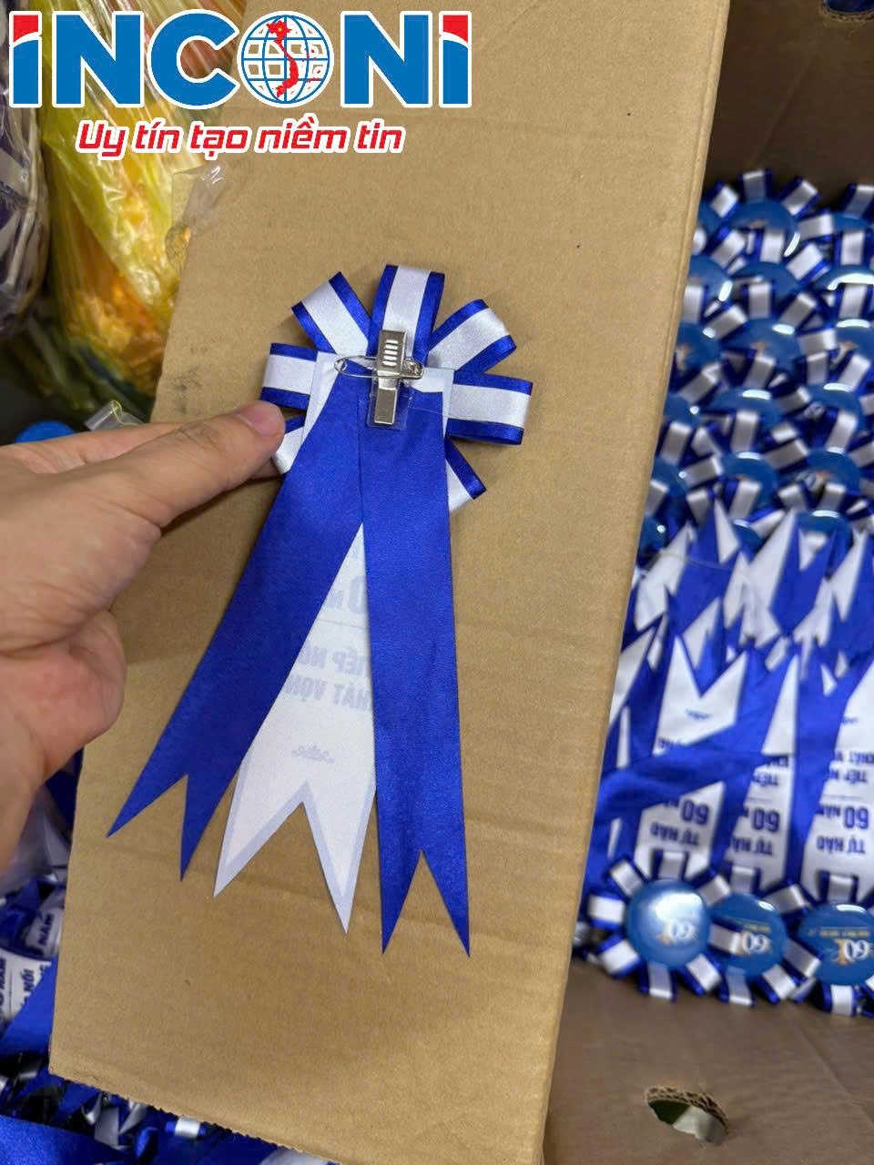 Giá Hoa Cài Áo Đại Biểu – INCONI