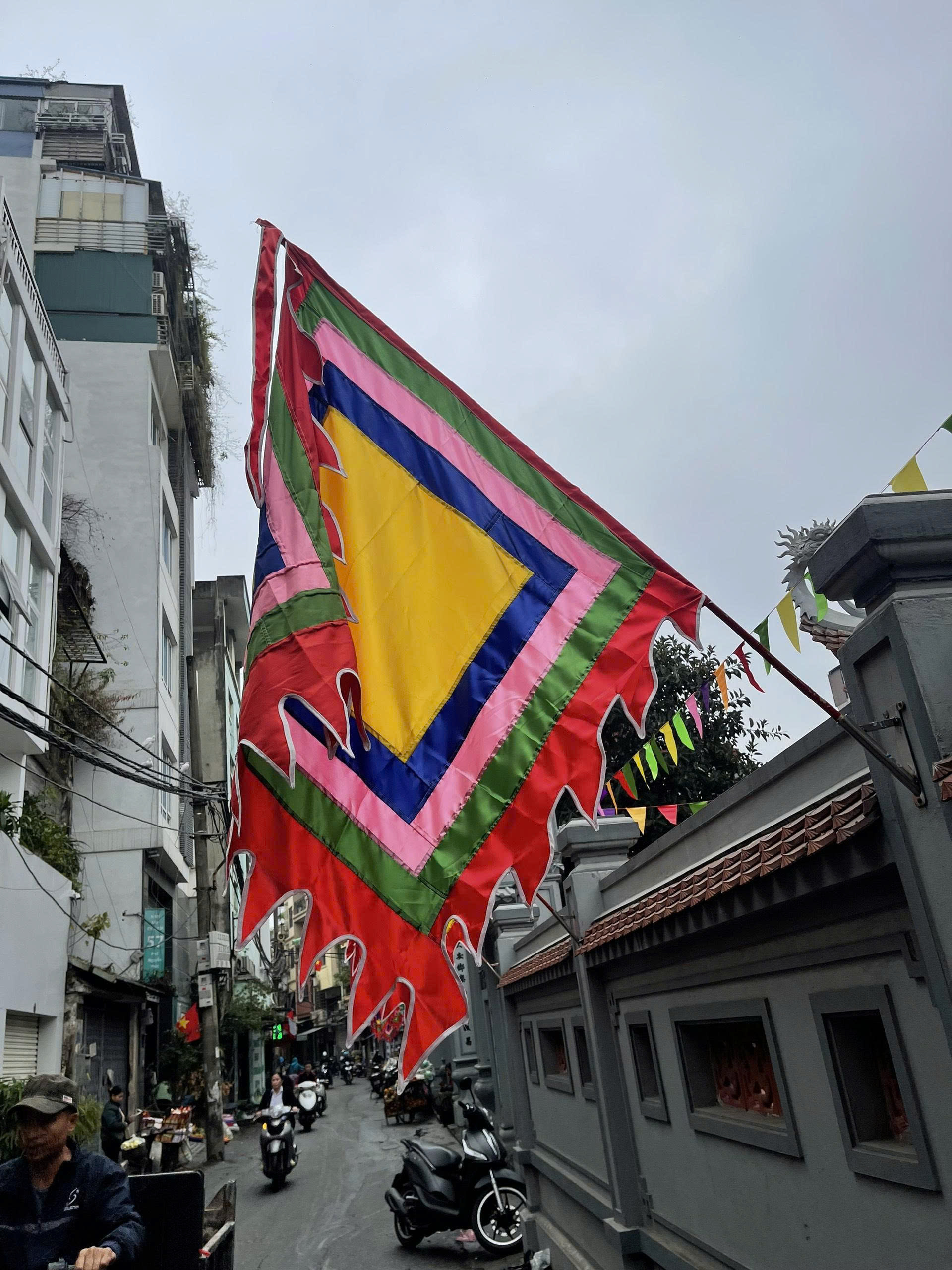 Cách treo cờ Thần – Xưởng in cờ in INCONI