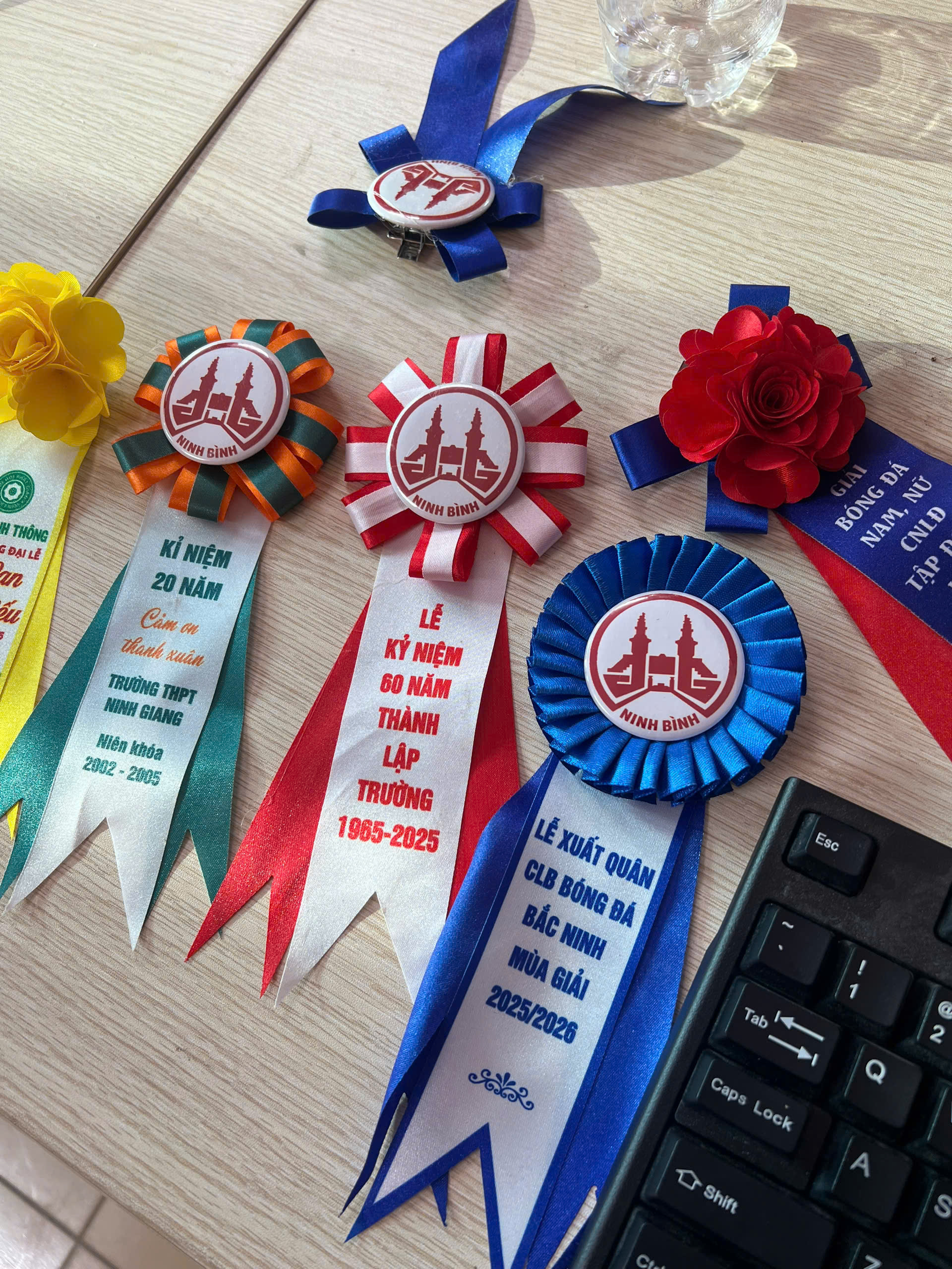 Mẫu Hoa Cài Áo Đại Biểu - INCONI 4
Mẫu hoa cài áo đại biểu giá rẻ tại INCONI