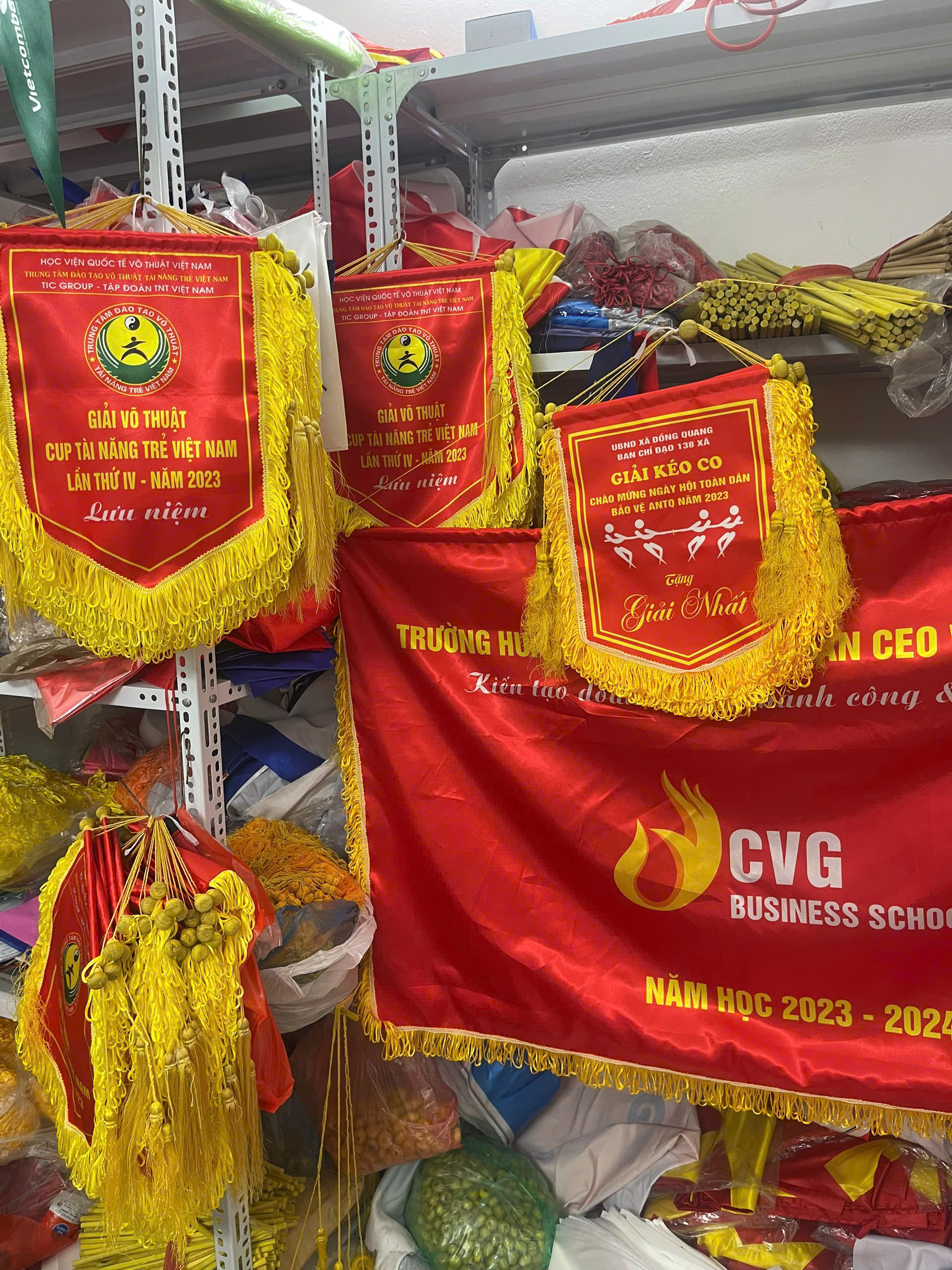 Giá Cờ Lưu Niệm - Xưởng In Cờ INCONI 2 Giá Cờ Lưu Niệm - INCONI sản xuất trực tiếp cờ lưu niệm giá rẻ