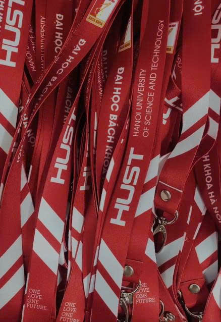 Dây đeo thẻ Đại học Bách Khoa – Xưởng in INCONI tại Hà Nội 6 z7168117588803 fe51189549fa0d0433003cefdea60dc8