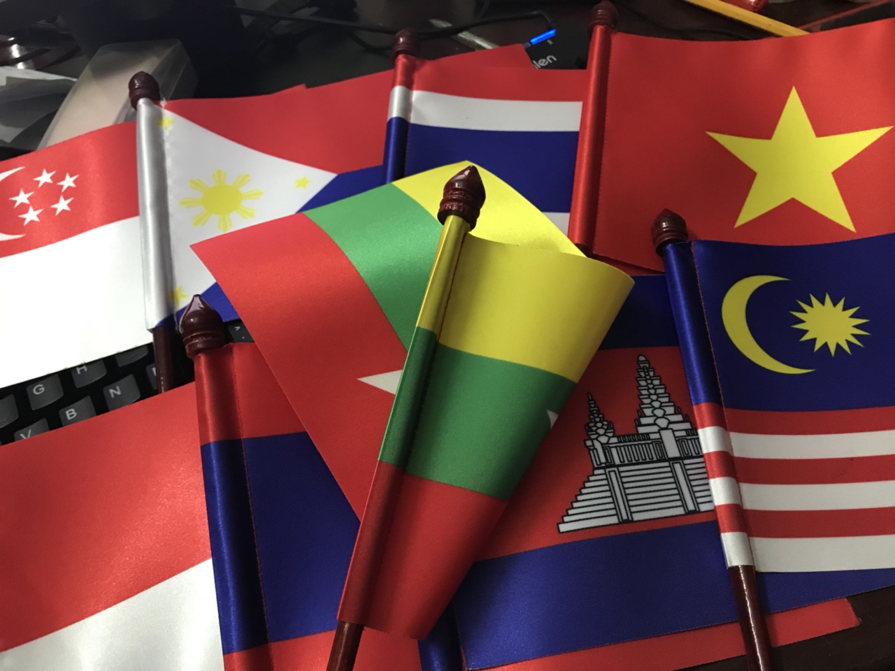 Giá In Cờ Logo - INCONI 4 Giá in cờ logo - xưởng in cờ INCONI