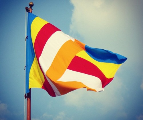 Cờ Phật giáo có mấy màu – Xưởng in cờ INCONI tại Hà Nội