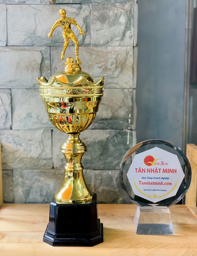 Giá cúp lưu niệm bóng đá - INCONI