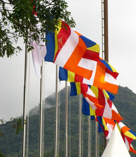 Địa chỉ bán cờ Phật giáo – Xưởng in cờ INCONI tại Hà Nội