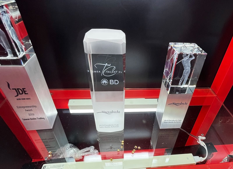 Cửa hàng bán cúp lưu niệm - INCONI