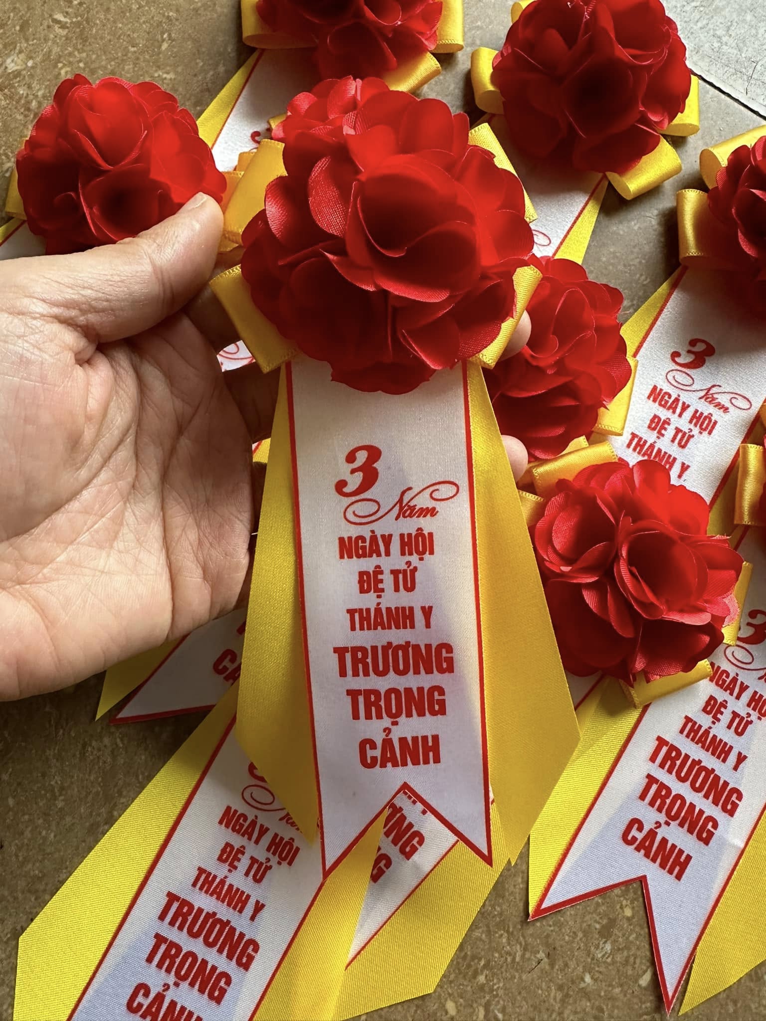 Sản xuất hoa cài áo đại biểu tại Hà Nội - INCONI