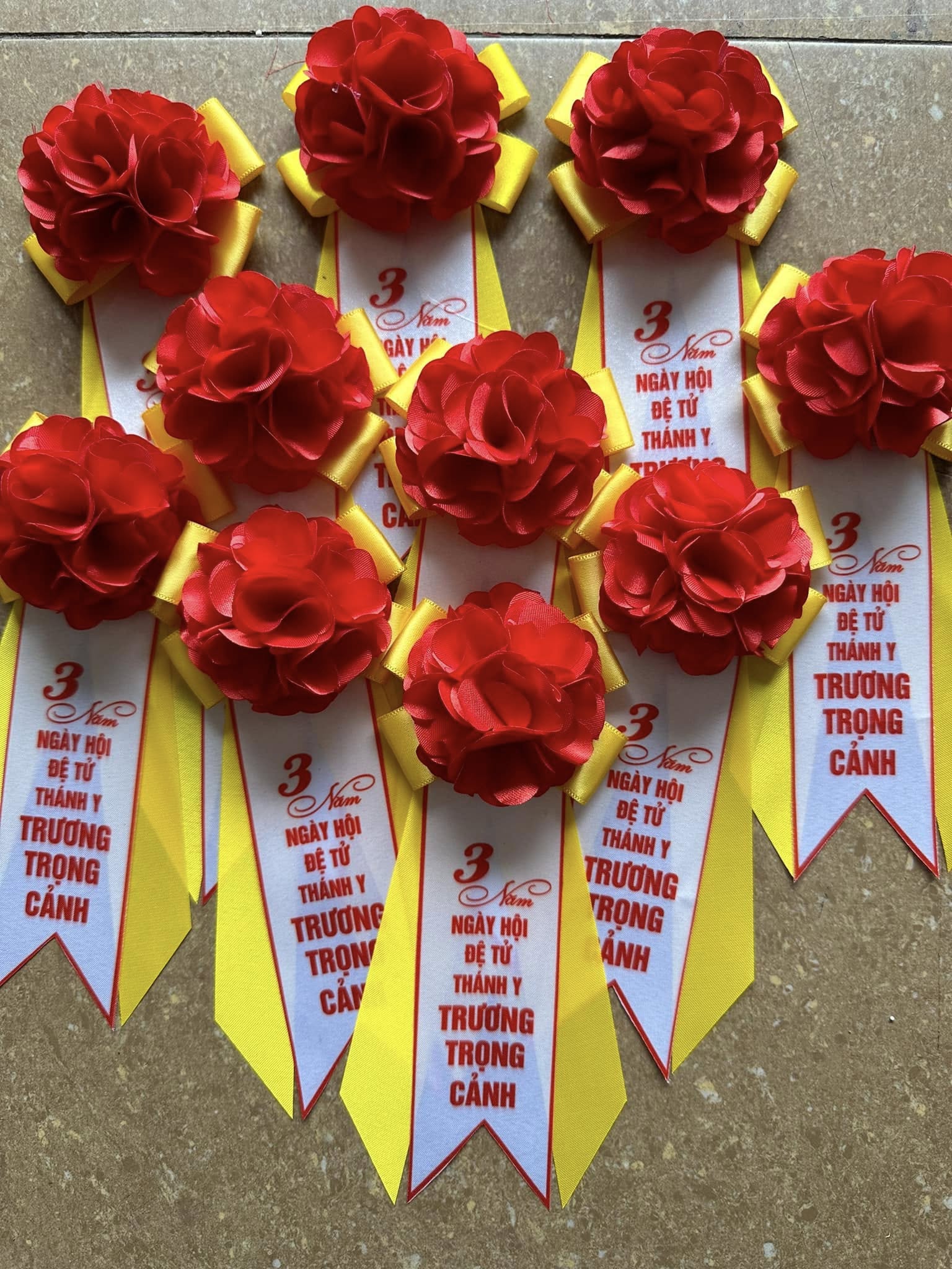 Nhận làm hoa cài áo đại biểu gấp - INCONI