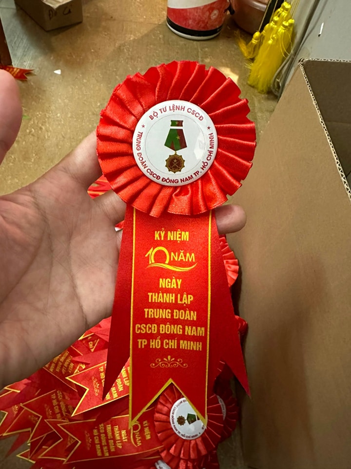 In Logo Lên Hoa Cài Áo Đại Biểu - Xưởng in INCONI 2 In logo lên hoa cài áo đại biểu - INCONI