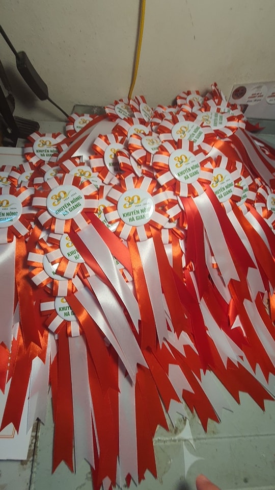 Sản xuất hoa cài áo đại biểu tại Hà Nội - INCON