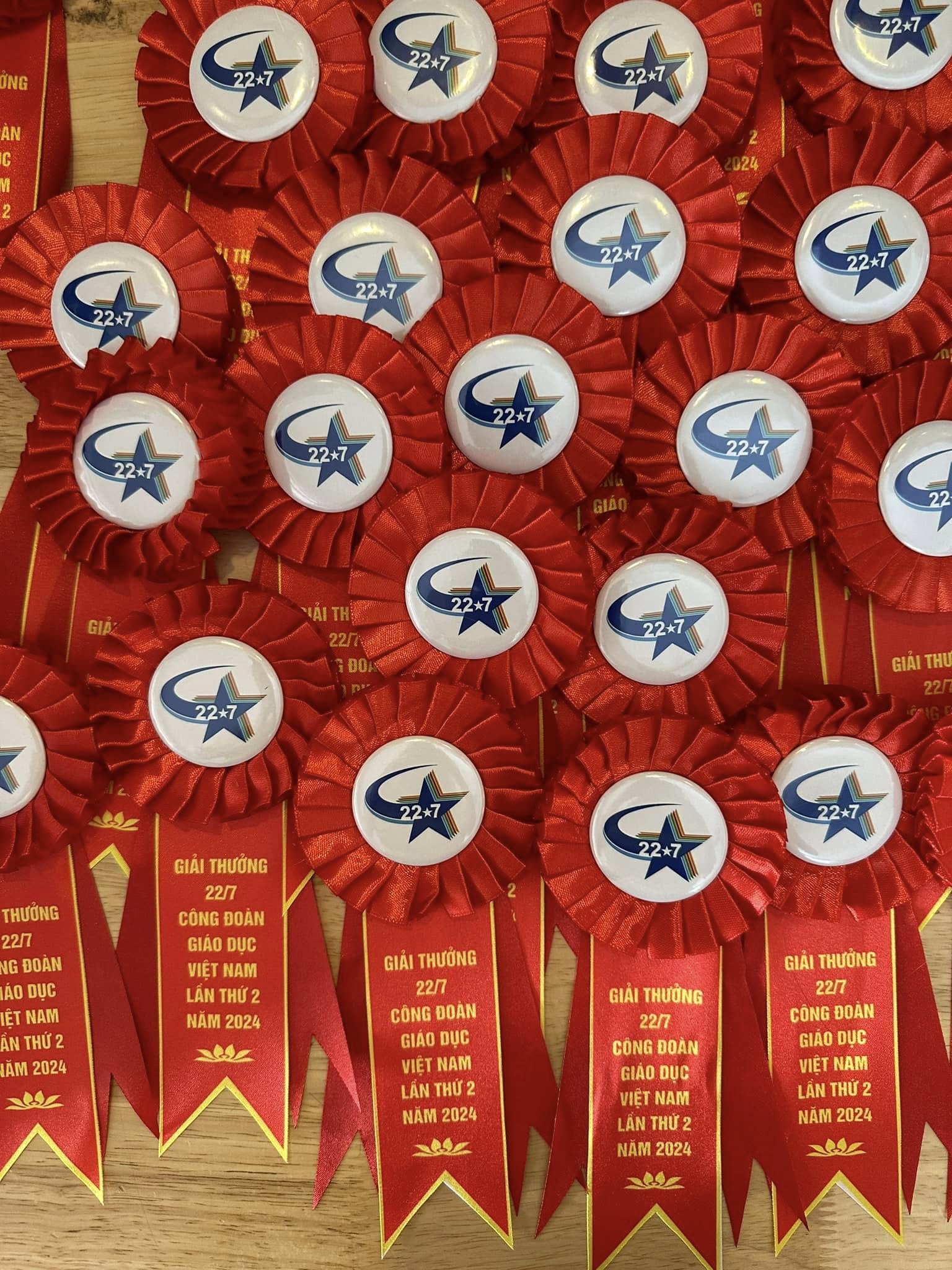 Làm Hoa Cài Áo Đại Biểu Số Lượng Lớn - Xưởng INCONI Hà Nội 2 Làm hoa cài áo đại biểu số lượng lớn - INCONI