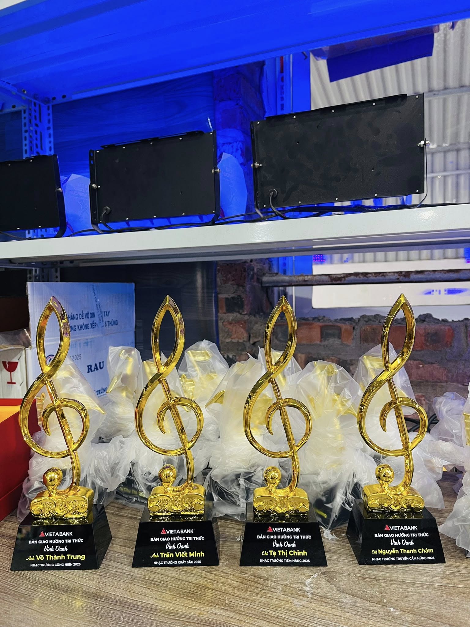 In cúp lưu niệm Hà Nội - INCONI