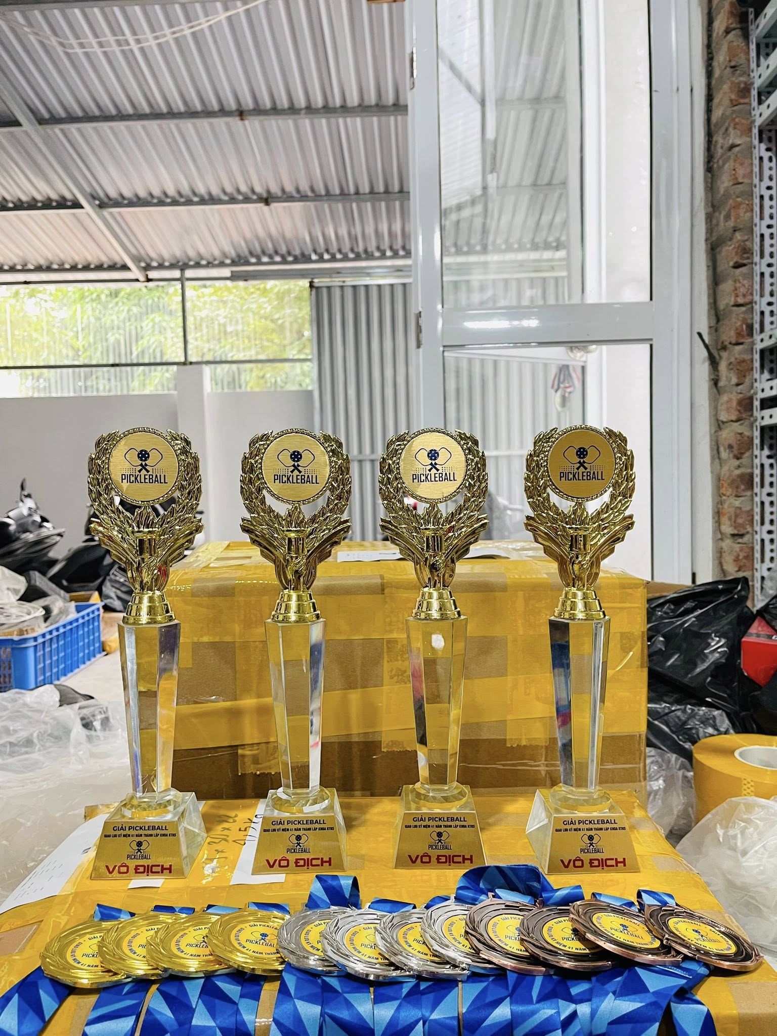 Làm cúp lưu niệm giá rẻ Hà Nội - INCONI