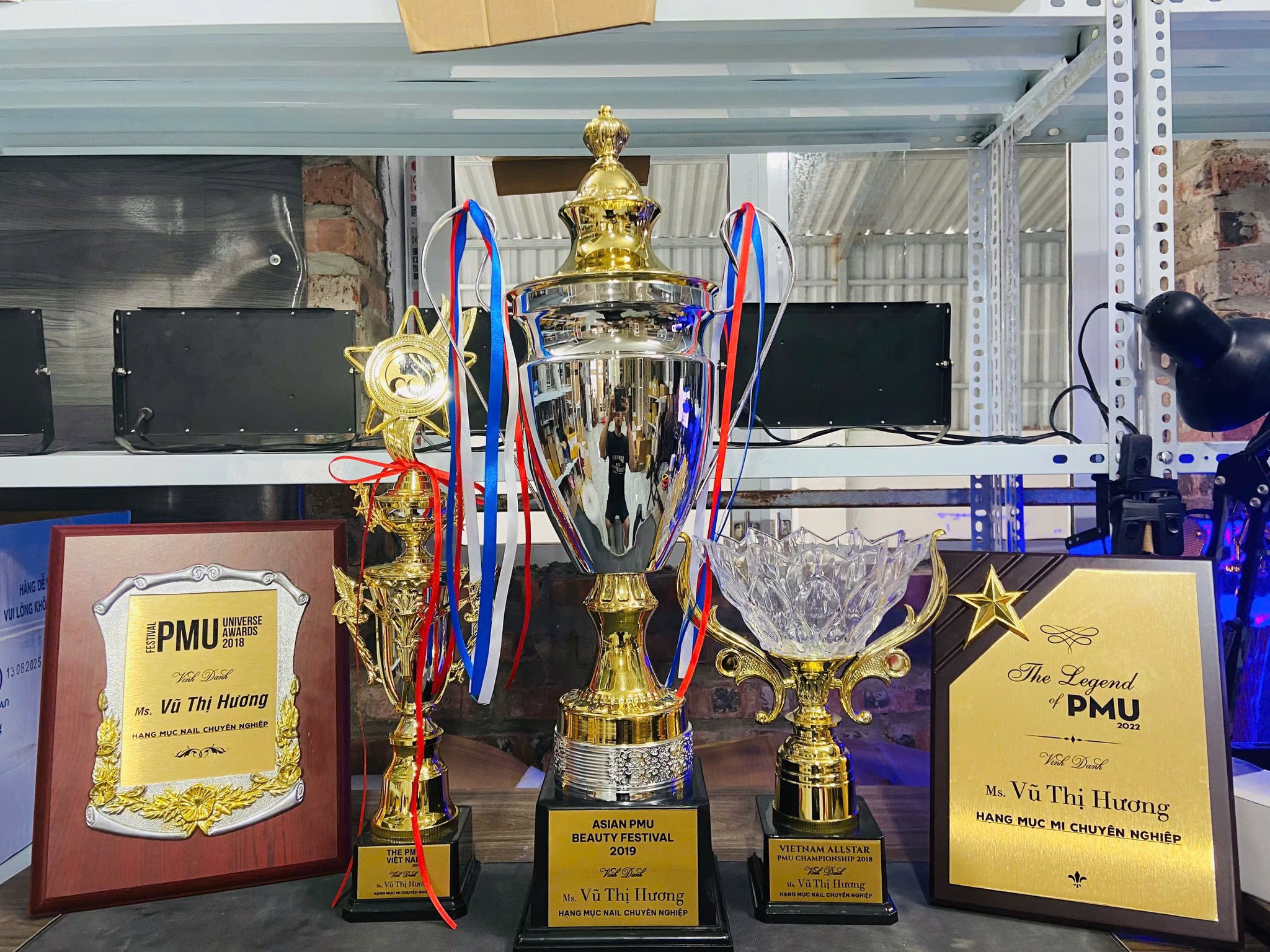 Làm cúp lưu niệm giá rẻ Hà Nội - INCONI