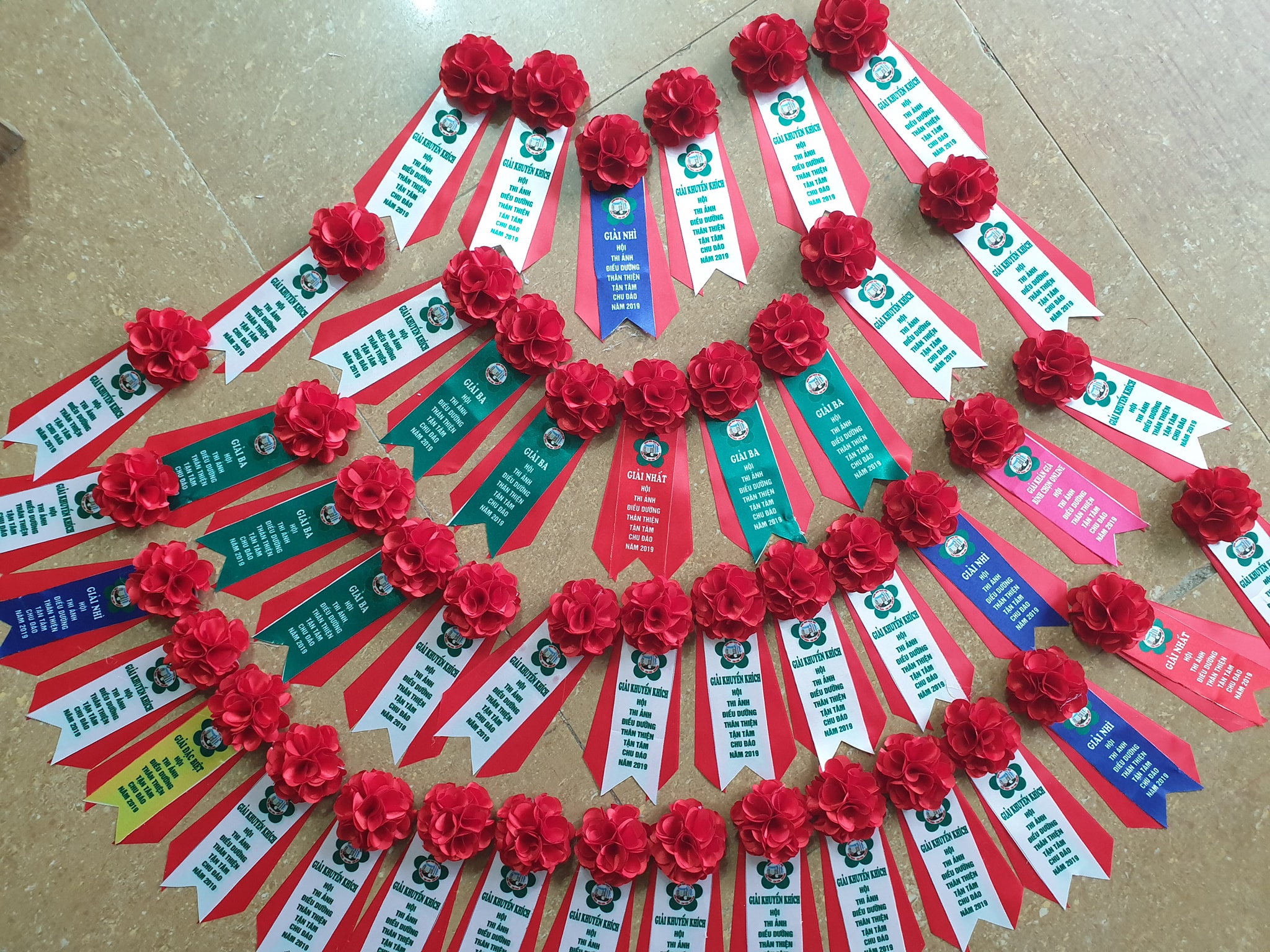 Hoa Cài Áo Đại Biểu Hội Nghị – Xưởng INCONI Hà Nội