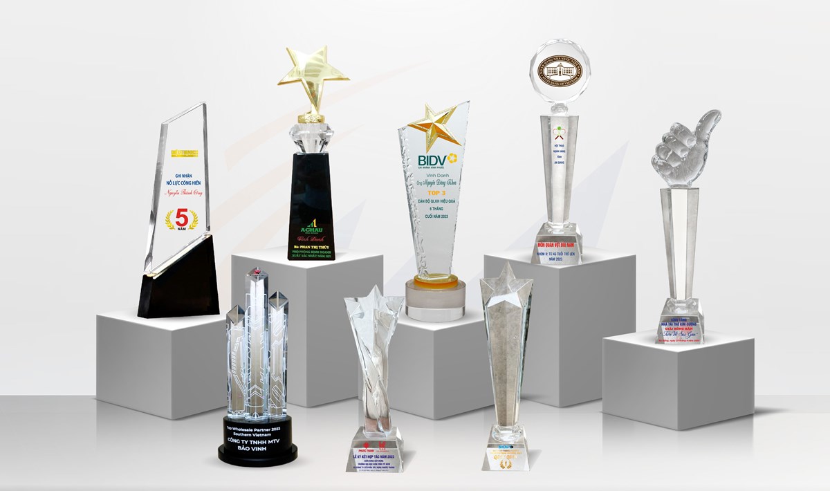 Cúp lưu niệm thủy tinh giá bao nhiêu - INCONI