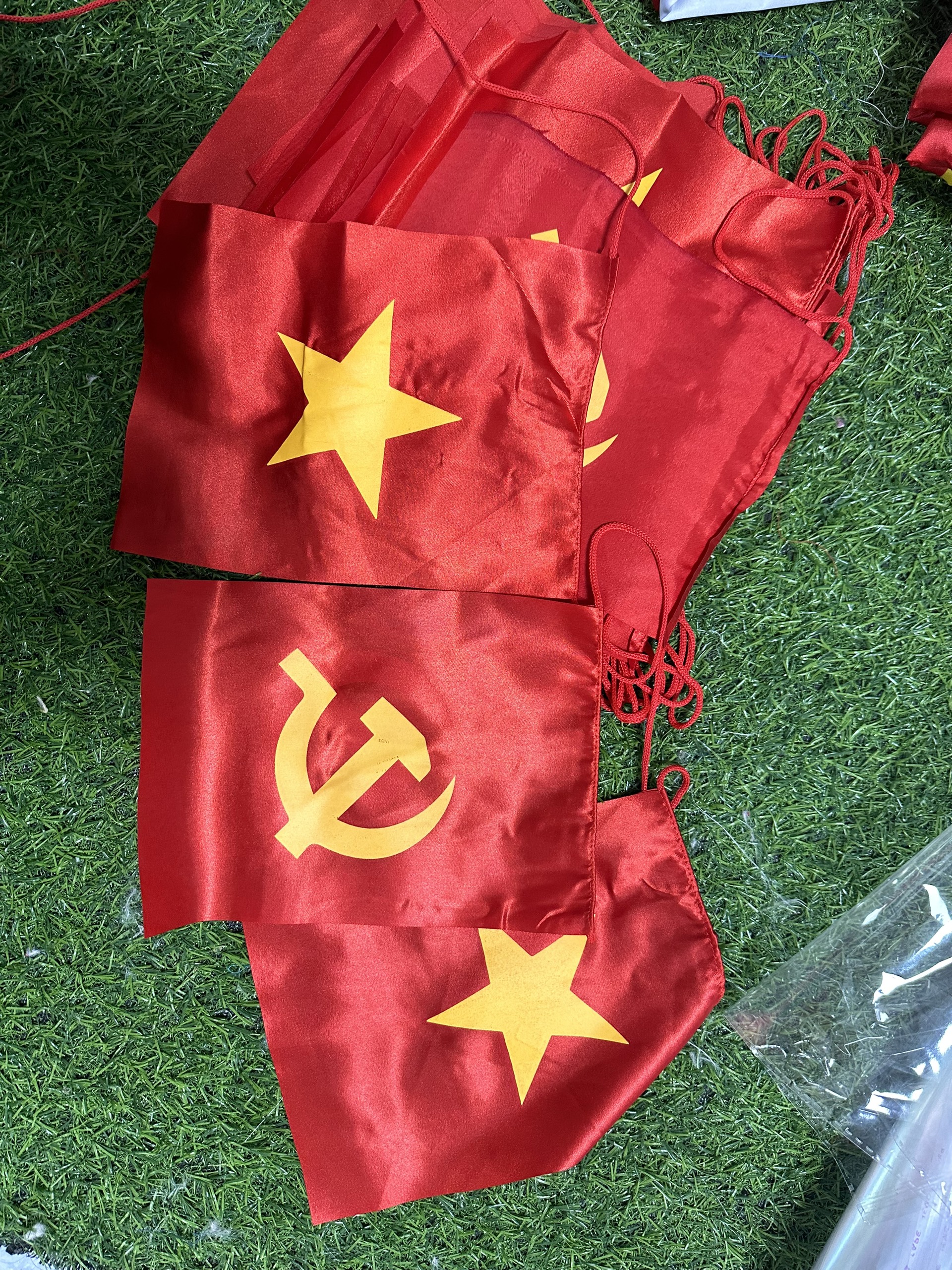 Cờ Dây Sao Đảng Treo Phòng Họp – Xưởng In Cờ INCONI Tại Hà Nội