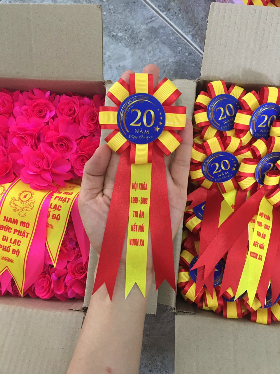 Nhận Làm Hoa Cài Áo Đại Biểu Lấy Ngay - INCONI 2 Nhận làm hoa cài áo đại biểu lấy ngay - INCONI