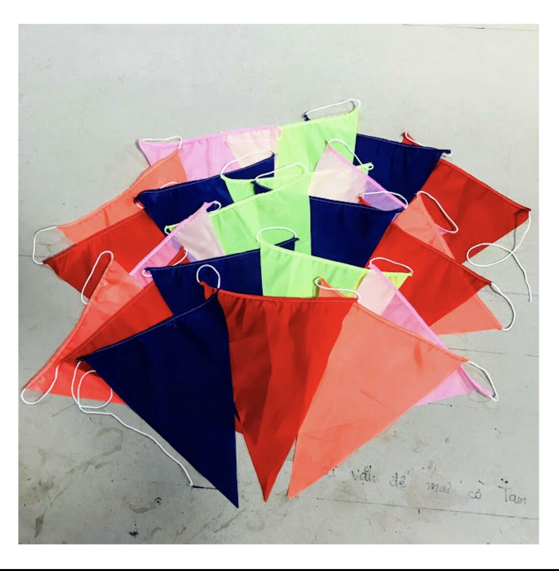 Cờ Dây Tam Giác Satin – Xưởng In Cờ INCONI tại Hà Nội